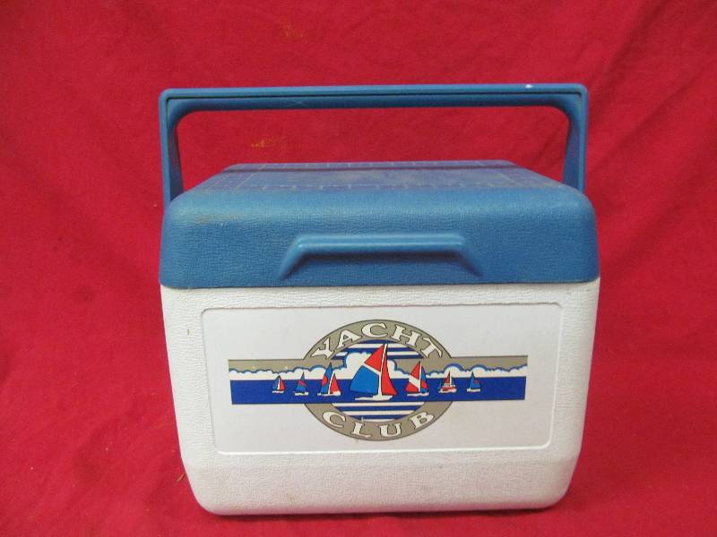 lot 32 image: Rubbermaid cooler