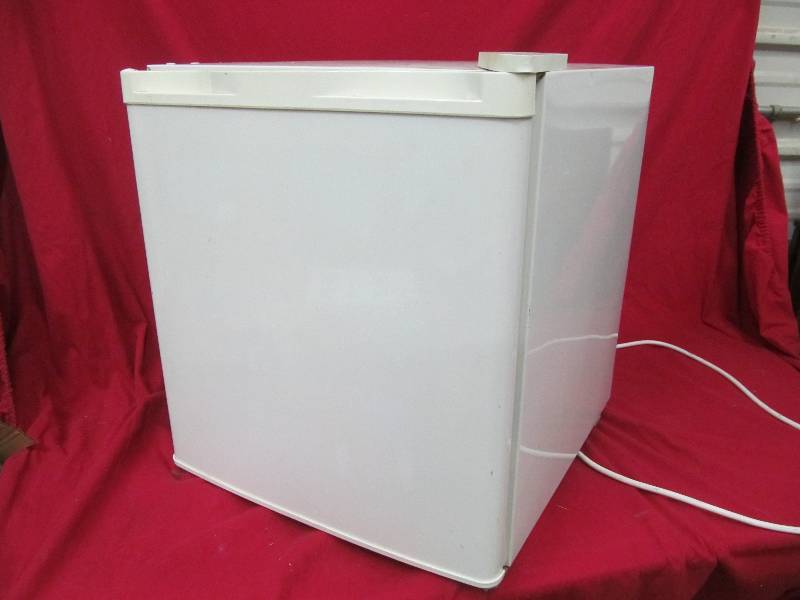 lot 37 image: Igloo refrigerator