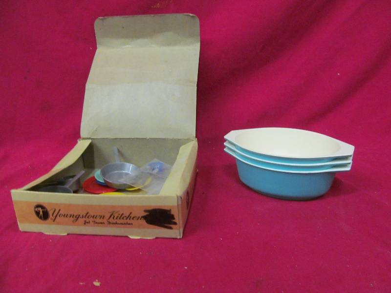 lot 53 image: vintage miniature dishes