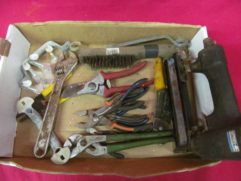 lot 67 image: Campbell Hausfield air nailer ,hand tools
