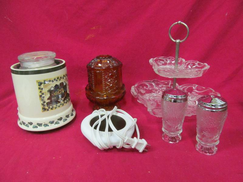 lot 68 image: shaker set, candle warmers