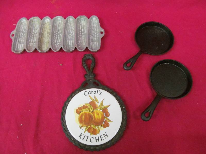 lot 81 image: cast iron mini skillet,trivet,cornbread pan