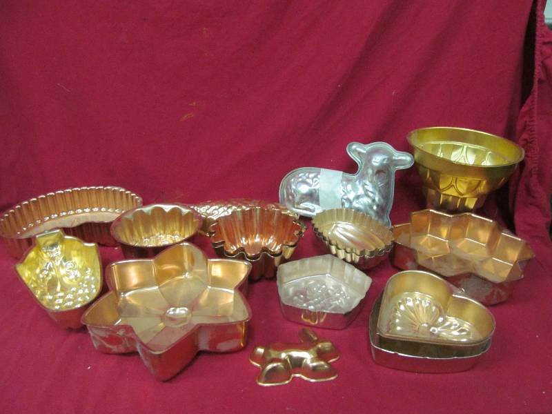 lot 84 image: decorative cake pans