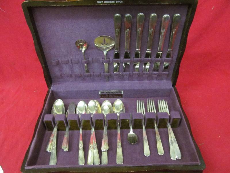 lot 87 image: 1847 Rogers Bros.flatware case, Holmes and Edwards International flatware