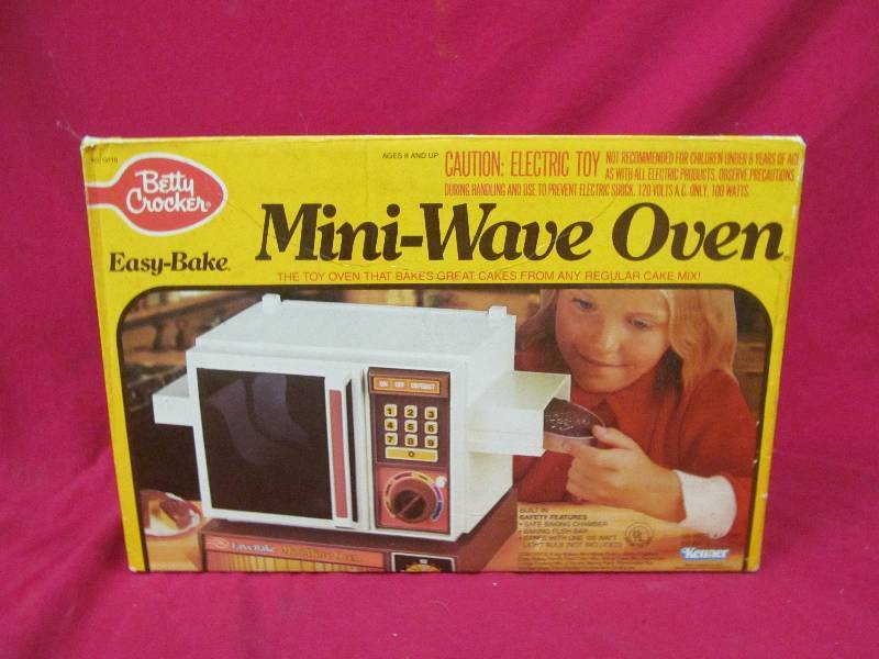 lot 107 image: Betty Crocker Easy bake mini wave oven