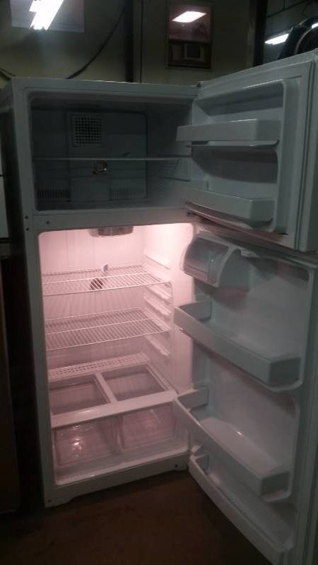 lot 18 image: GE Whte Top Freezer Fridge
