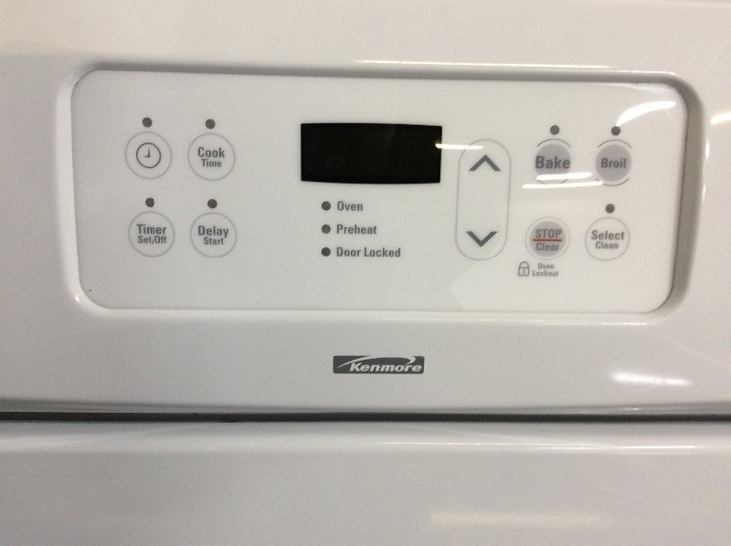 lot 61 image: Kenmore White Glass Top Electric Stove