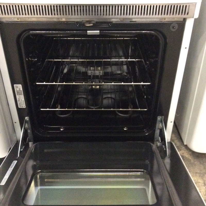 lot 58 image: GE 24 White Single Wall Oven