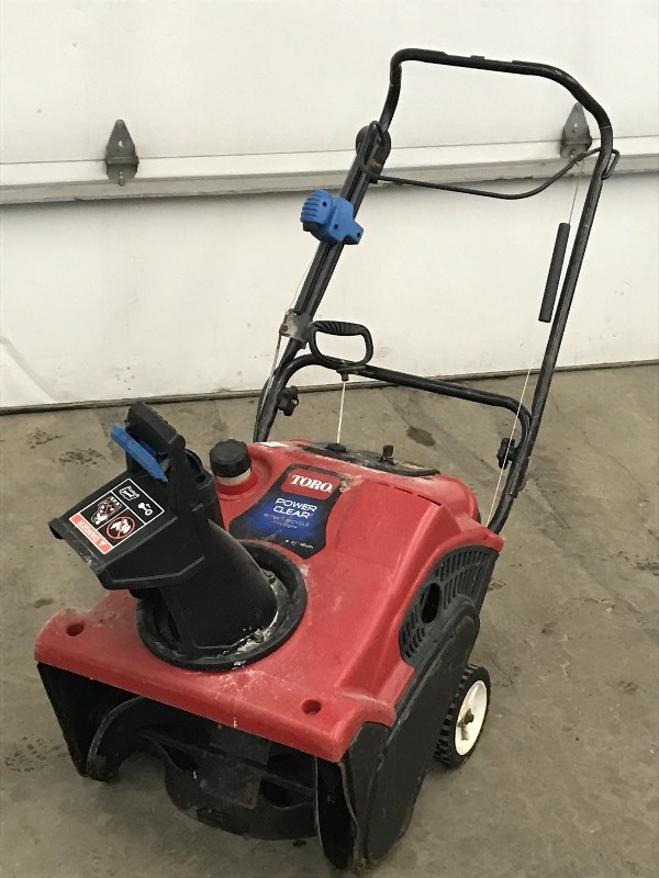 lot 11 image: Toro Power Clear Snow Blower