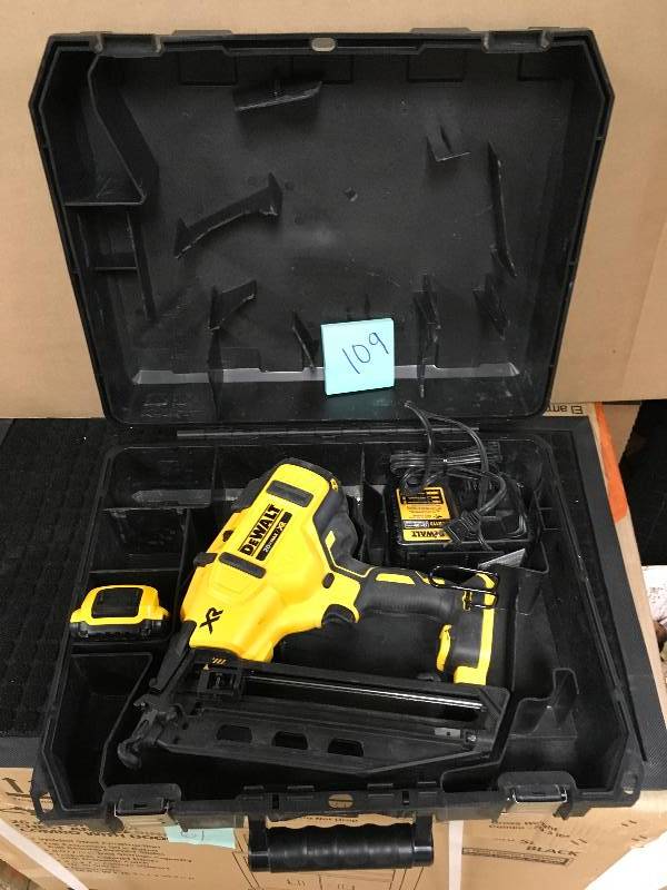 DeWalt 20 Volt MAX XR Cordless 16 Gauge Finish Nailer open box never used