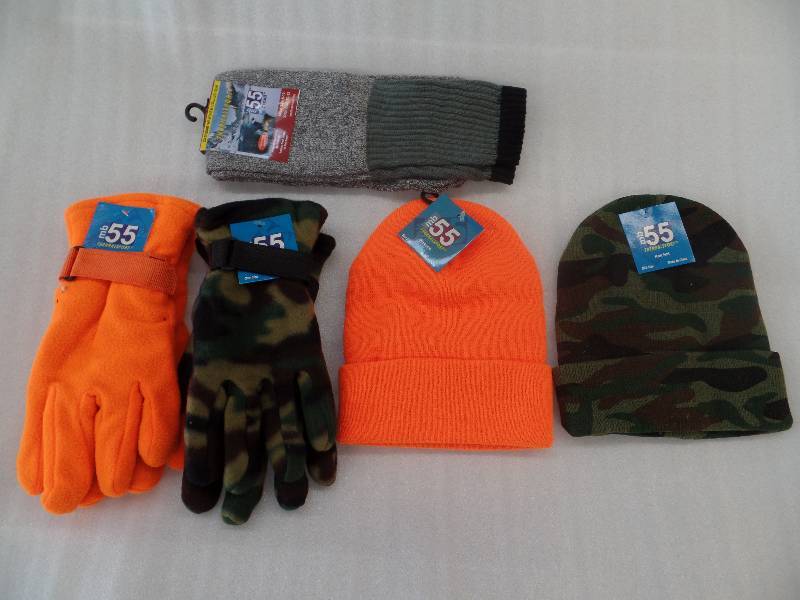 lot 2 image: Gloves, Hats & Socks