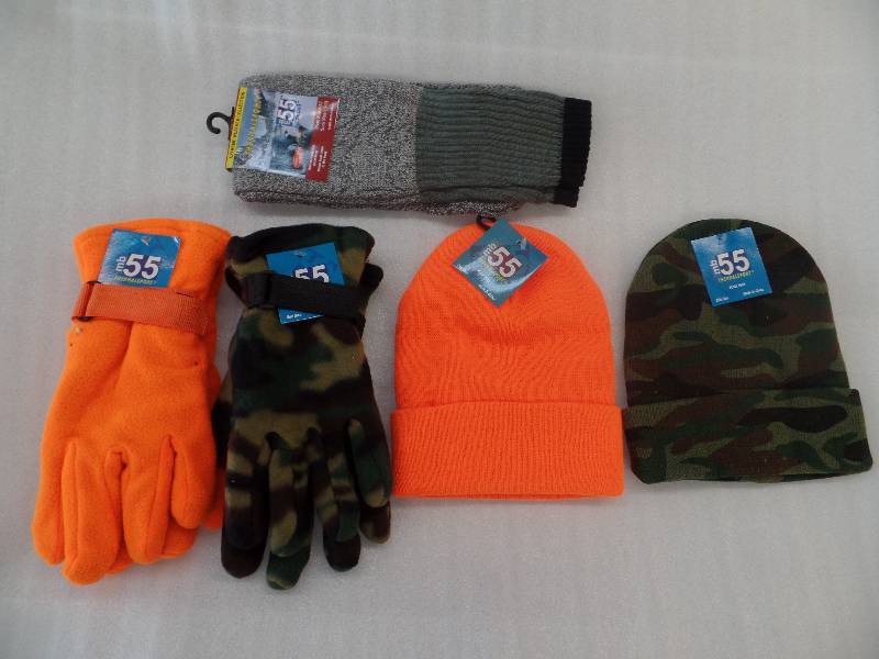 lot 3 image: Gloves, Hats & Socks