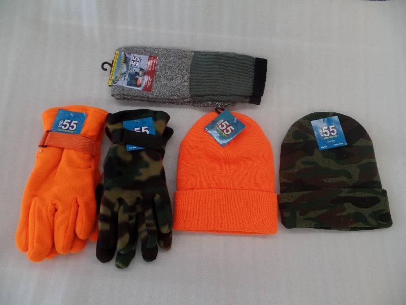 lot 7 image: Gloves, Hats & Socks