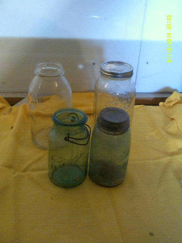lot 3 image: 2 COLLECTIBLE GREEN QUART JARS 2   2 QUART JARS CLEAR