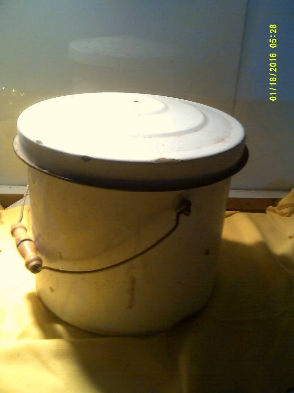 lot 5 image: VINTAGE ENAMEL PAIL