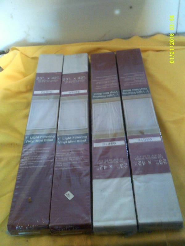 lot 12 image: NEW MINI BLINDS