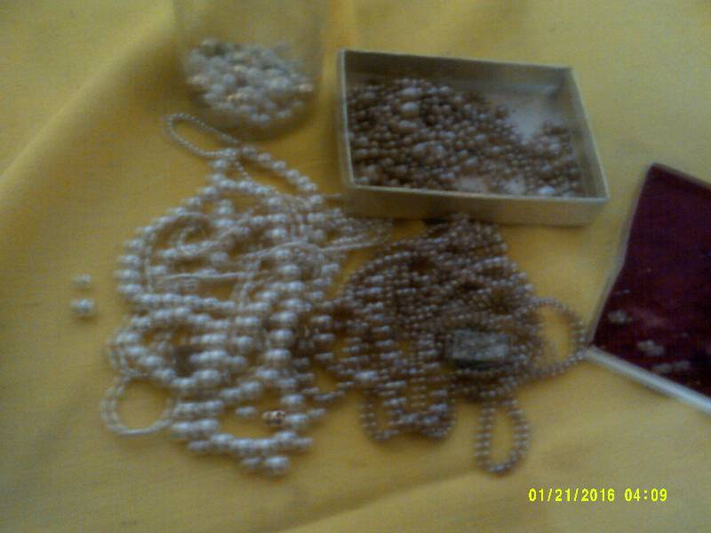 lot 16 image: VINTAGE BEADS