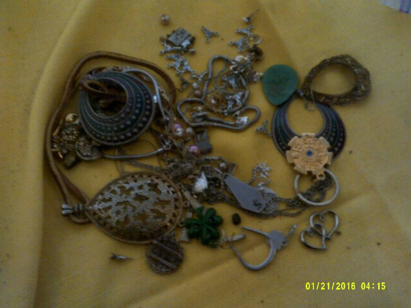lot 18 image: VINTAGE JEWLERY