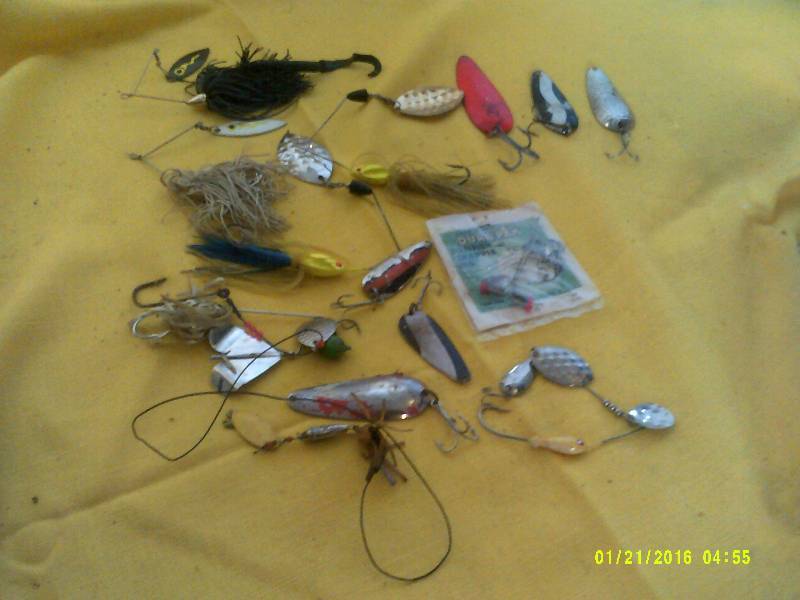 lot 19 image: FISHING LURES