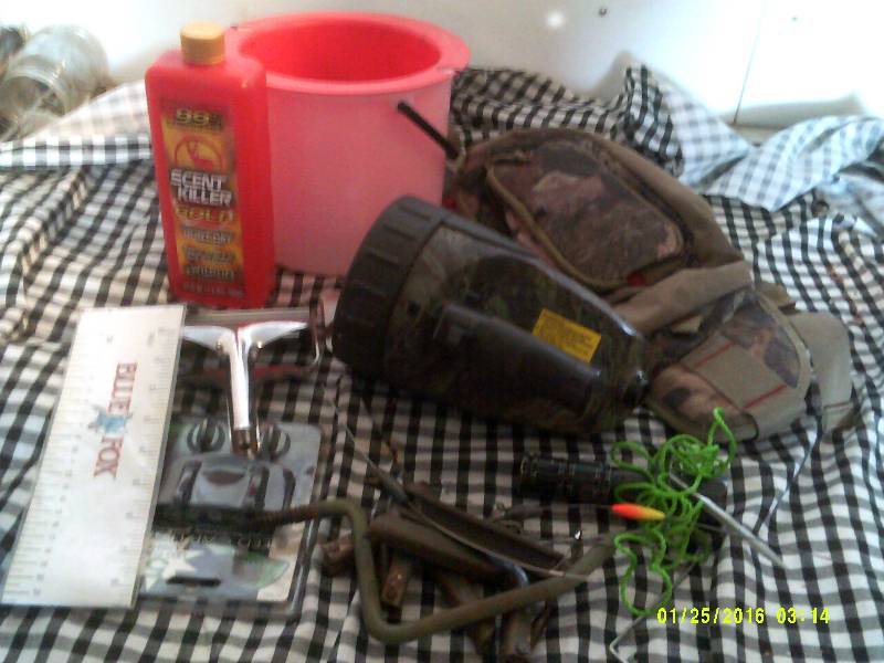 lot 22 image: HUNTING AND FISHING ITEMS