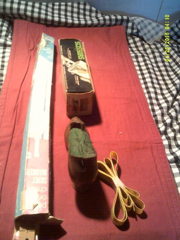 lot 27 image: VINTAGE SEWING ITEMS