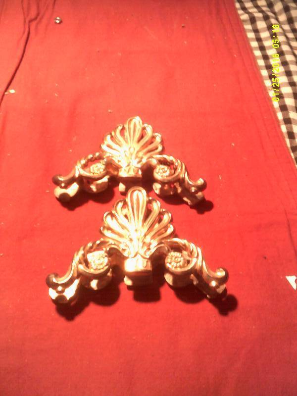 lot 32 image: ANTIQUE SILVER PLATED KNAPKIN HOLDER