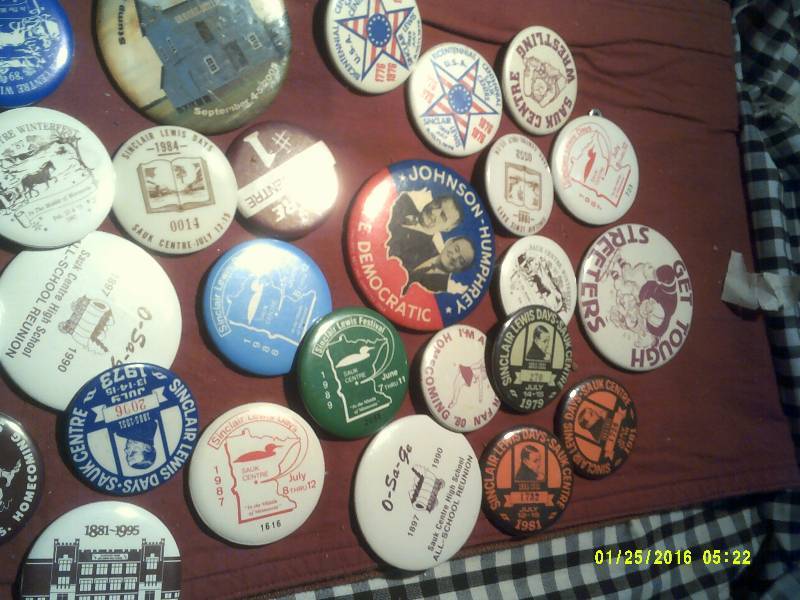 lot 33 image: 40 COLLECTIBLE BUTTONS