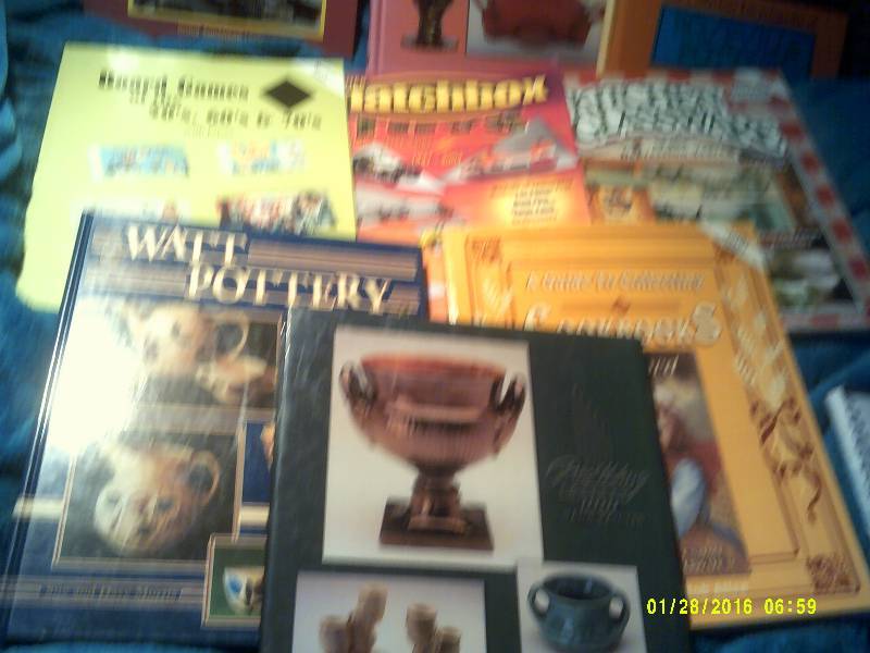 lot 60 image: COLLECTOR BOOKS AND GUIDES