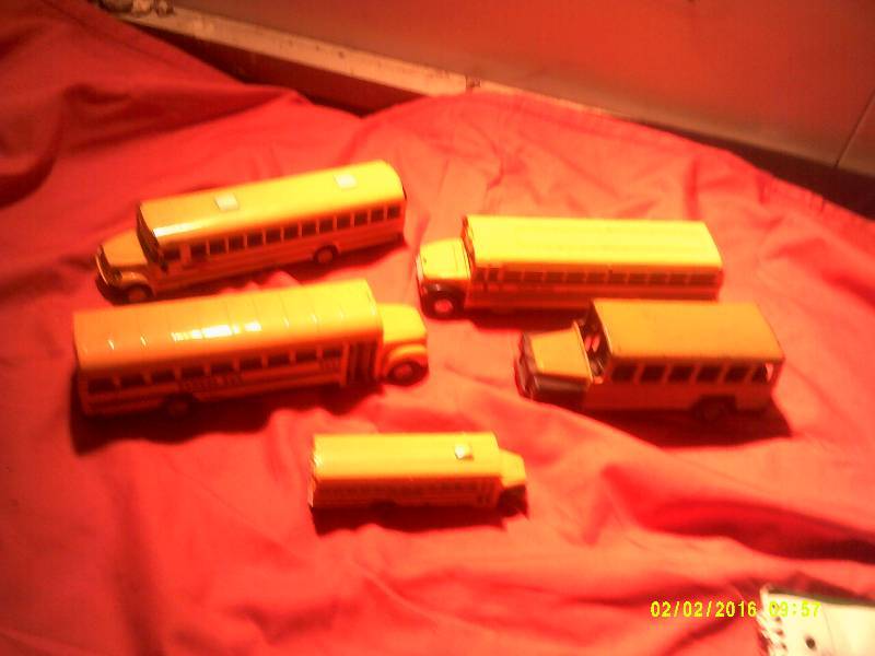lot 69 image: COLLECTIBLE METAL SCHOOL BUSES