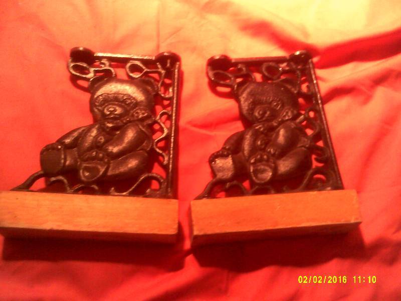 lot 78 image: 2 CAST IRON BEAR SHELF BRACKETS