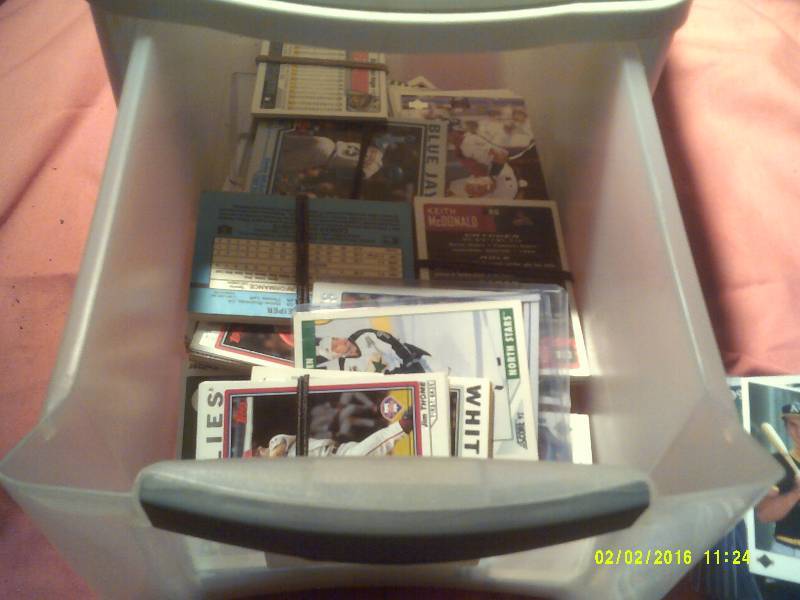 lot 79 image: COLLECTIBLE BASEBALL CARDS