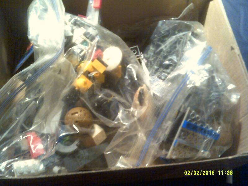 lot 82 image: LEGOS AND ARMY MEN