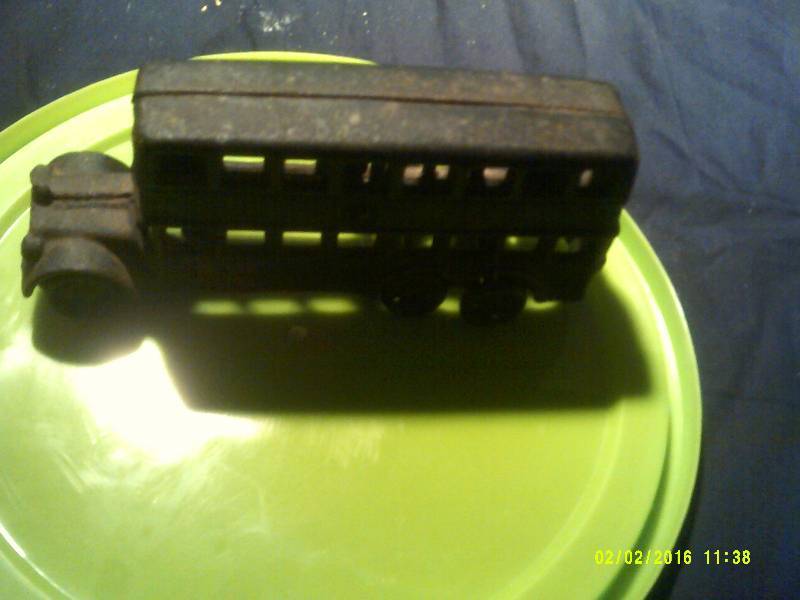 lot 83 image: ANTIQUE CAST IRON BUS