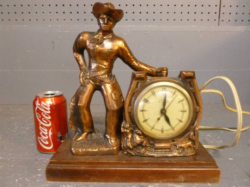 lot 17 image: Vintage Clock