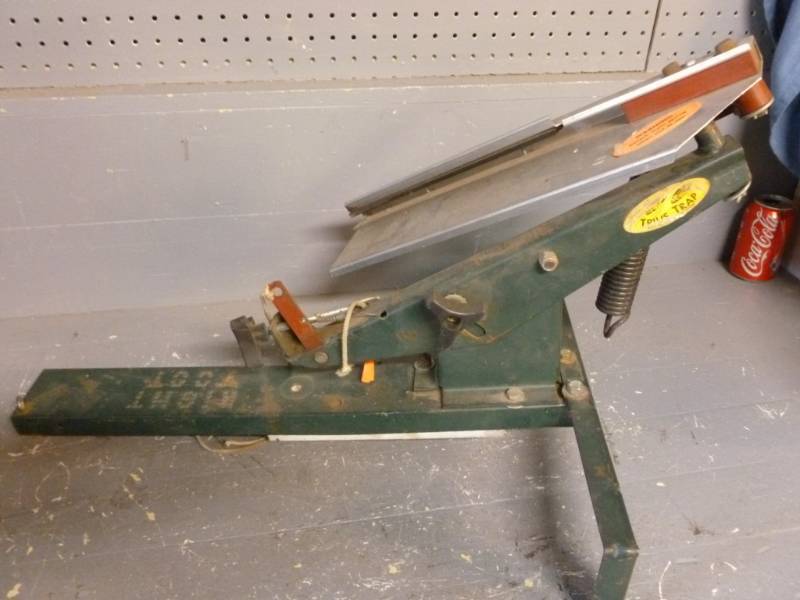 lot 26 image: Clay Pigeon Thrower