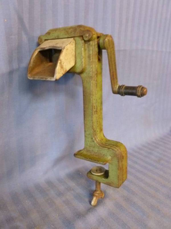 lot 34 image: Antique Ty Wringer