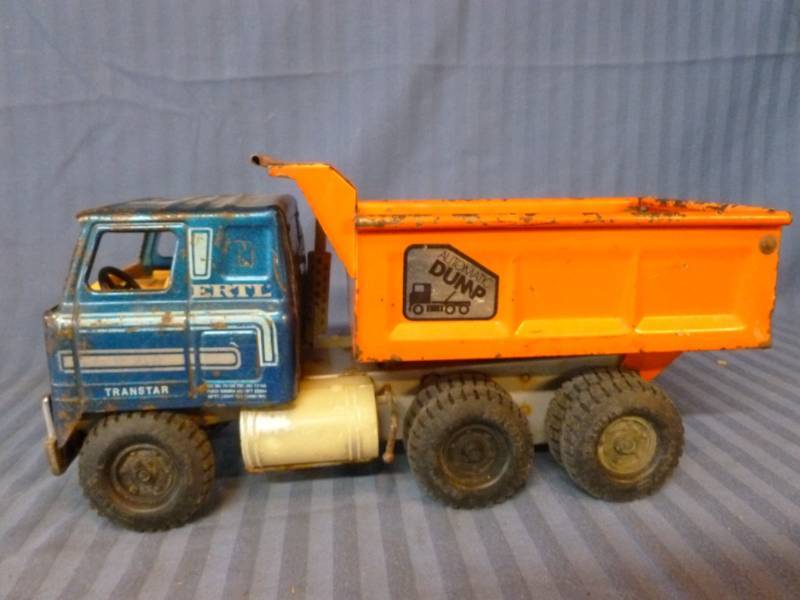 lot 62 image: Vintage Ertl Truck