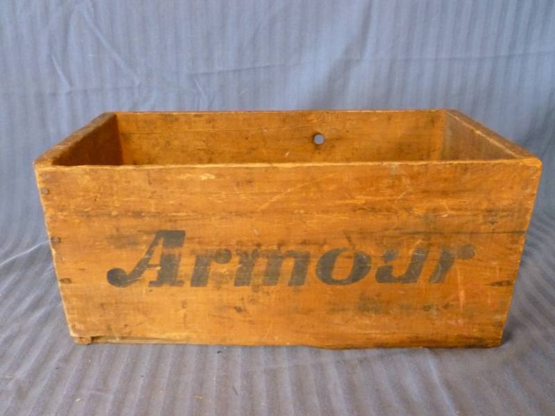lot 194 image: Vintage Wooden Case