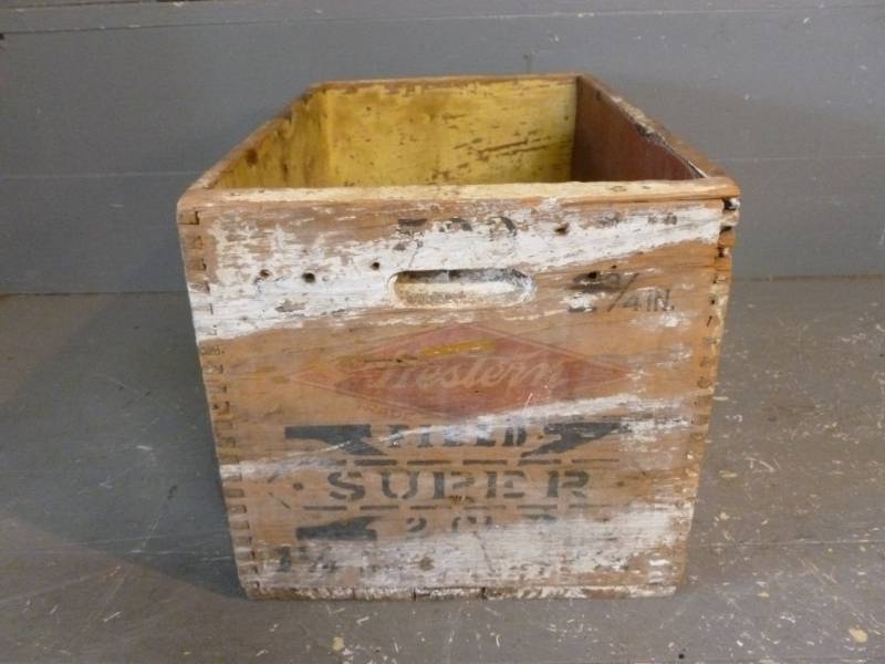 lot 195 image: Vintage Ammo Box
