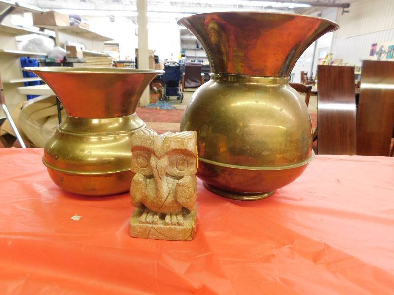 TWO BRASS SPITTOONS AND CARVED OWL