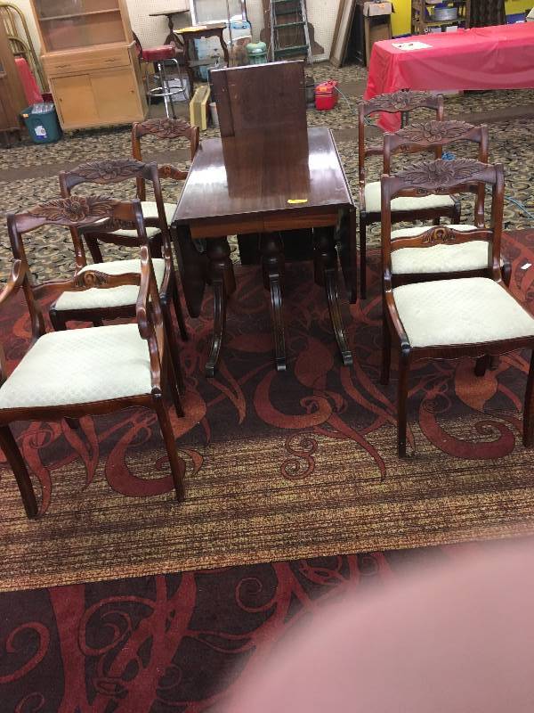 DUNCAN PHYFE STYLE DINING TABLE AND 6 CHAIRS, TABLE HAS TWO LEAVES