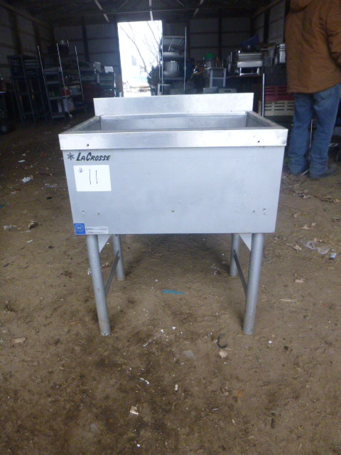 lot 11 image: LaCrosse Ice Bin