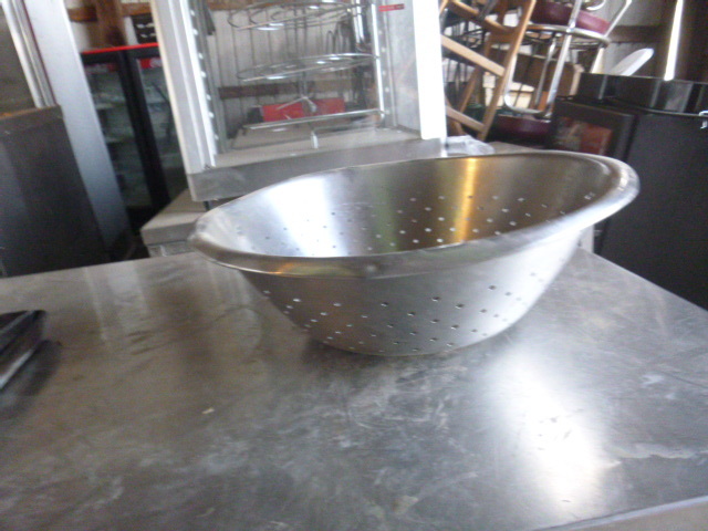 lot 105 image: Large Colander