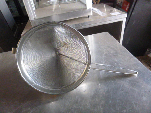 lot 100 image: Large Strainer