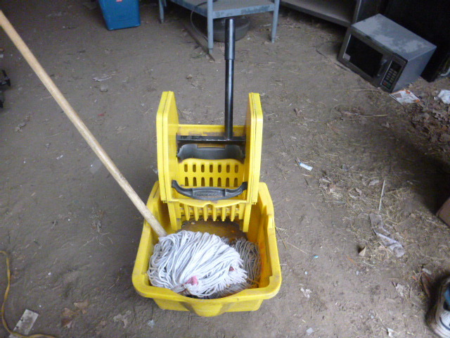 lot 136 image: Rubbermaid Mop Bucket