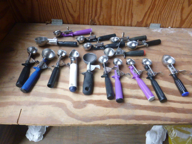 lot 143 image: Lot of Ice Cream Scoops