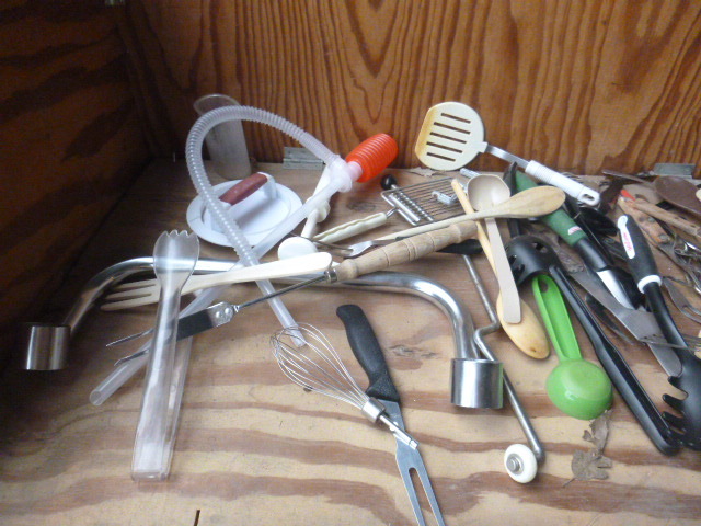 lot 156 image: Miscellaneous Kitchen Utensils