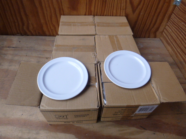 lot 157 image: 72 NEW Plastic Plates