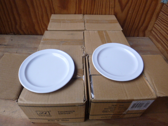 lot 158 image: 72 NEW Plastic Plates