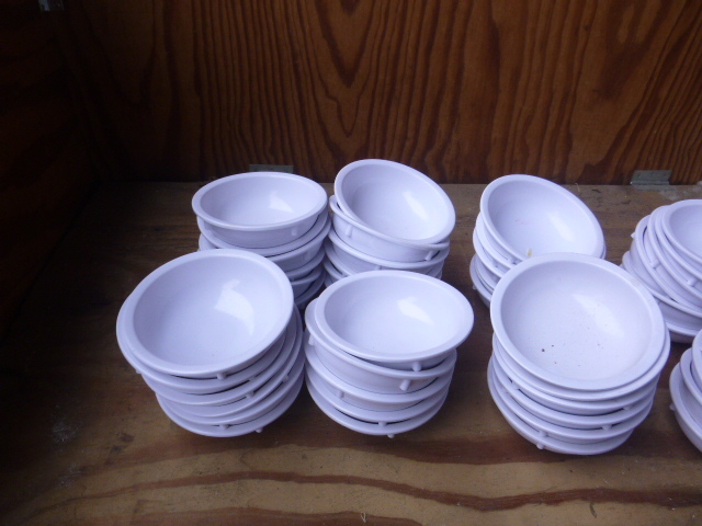 lot 166 image: 59 Plastic Bowls